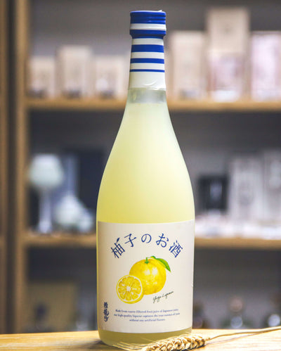 雅龍吟柚子酒瓶，容量720ml，熊本產地的高雅和酸甜平衡的柚子酒，展示於店內背景。