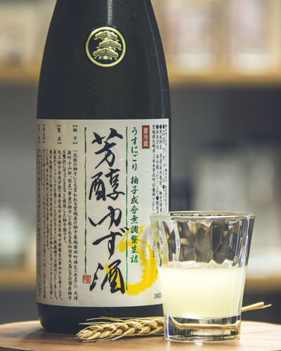 新澤釀造芳醇柚子酒720ml酒瓶與倒滿柚子酒的玻璃杯，天然原料製成，清爽新鮮的酸甜柚子風味。